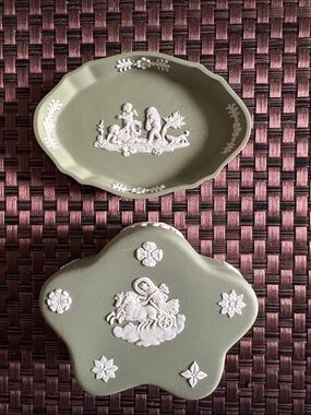 Set of 2 Wedgwood green Jasperware Trinket Box with Lid & Plate